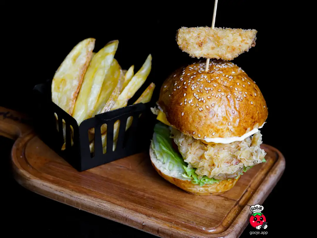 چیکن برگر سوخاری  با سیب زمینی