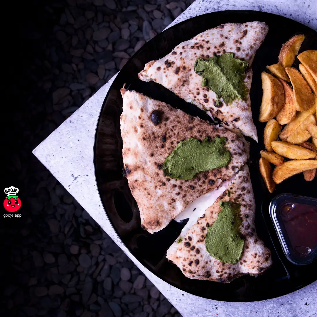 کالزونه بیکن بوقلمون