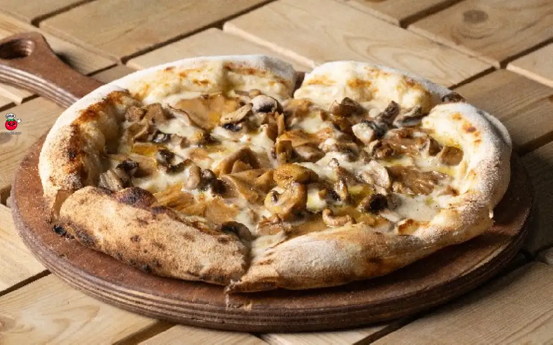 پیتزا قارچ با روغن ترافل