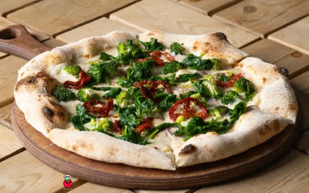 پیتزا اسفناج بروکلی با پنیر بلوچیز